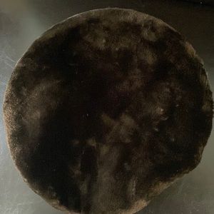 Brand new women’s beret 100% polyester. Brown.